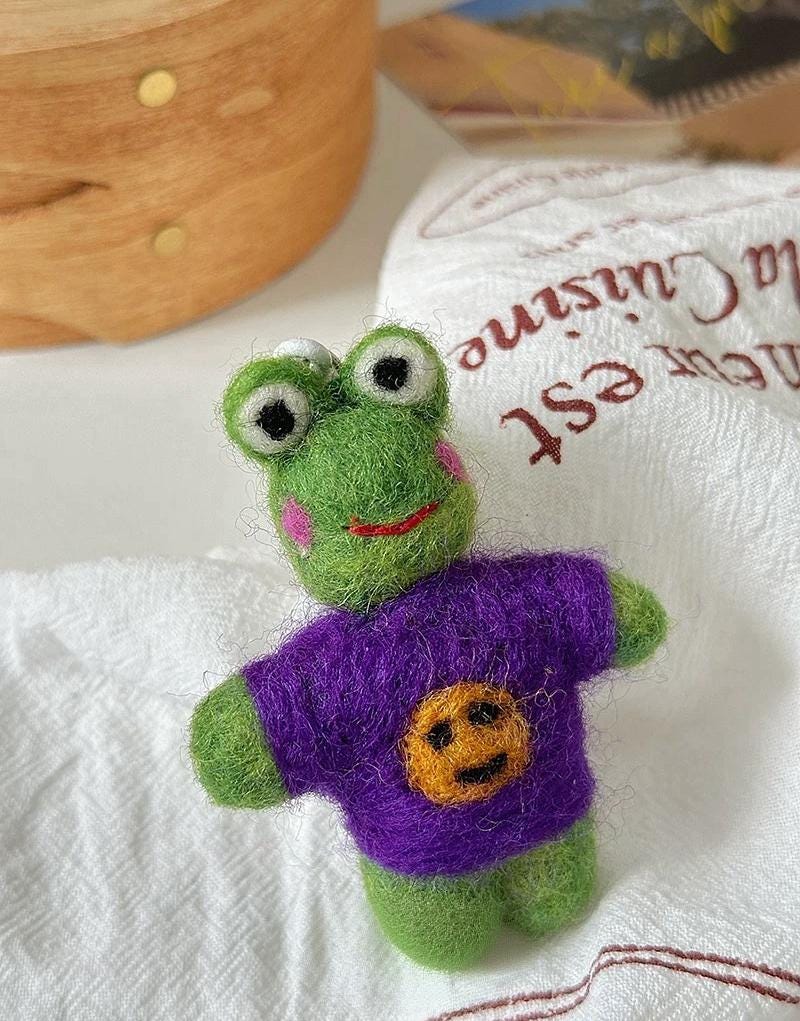 Handmade Wool Felt Frog Bag Charm, Smiley Frog Keychain, Cute Animal Hanging Ornament, Backpack Pendant, Lucky Gift