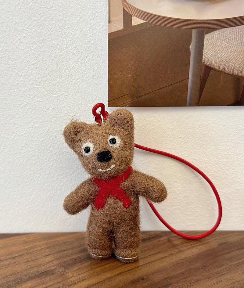 Handmade Wool Felt Bear Bag Charm, Cute Hi Bear Keychain, Animal Hanging Ornament, Backpack Pendant, Kawaii Gift, Lucky Charm