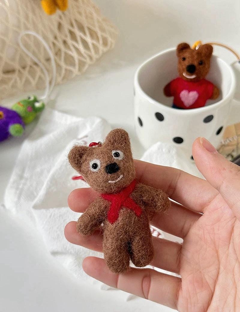 Handmade Wool Felt Bear Bag Charm, Cute Hi Bear Keychain, Animal Hanging Ornament, Backpack Pendant, Kawaii Gift, Lucky Charm