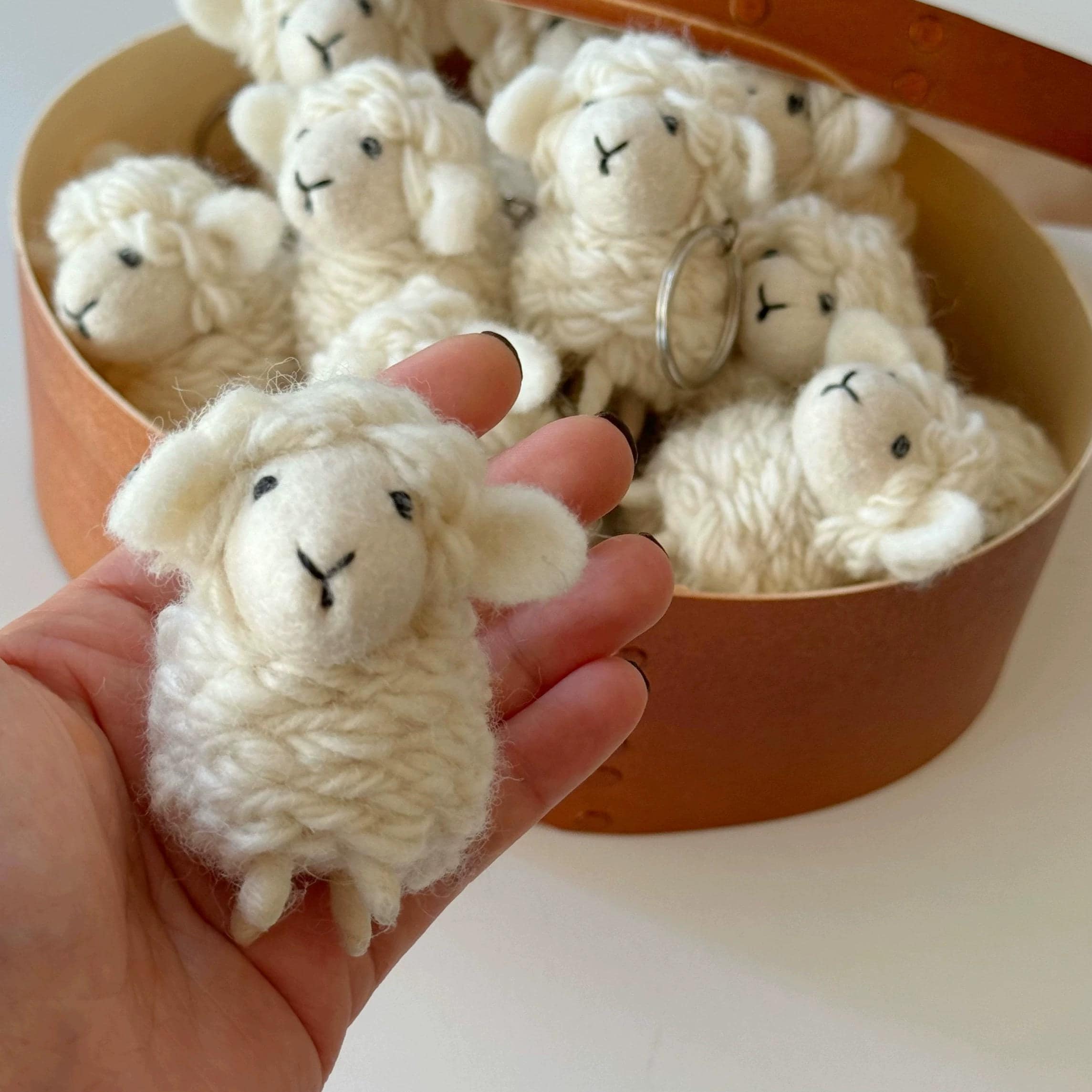 Handmade Felt Sheep Keychain, Cute Wool Lamb Bag Charm, Grey or White Sheep Pendant, Gift for Her, Handmade Animal Accessory, Unique Gift