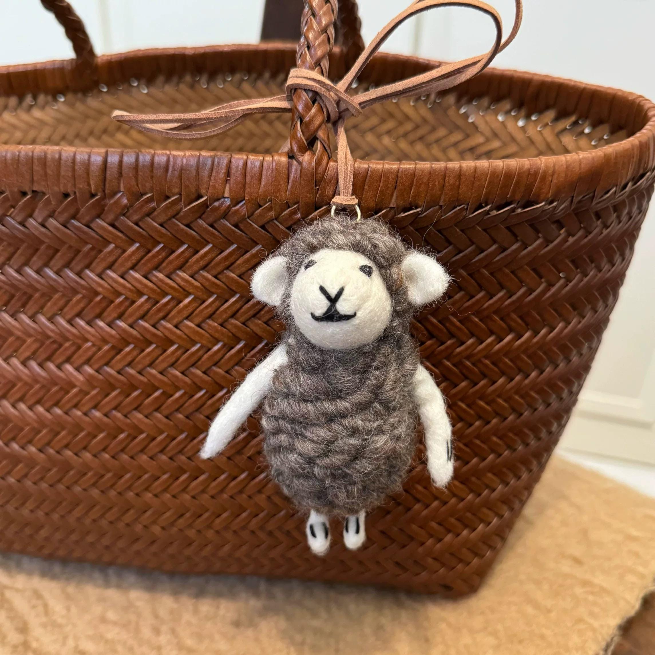 Handmade Felt Sheep Keychain, Cute Wool Lamb Bag Charm, Grey or White Sheep Pendant, Gift for Her, Handmade Animal Accessory, Unique Gift