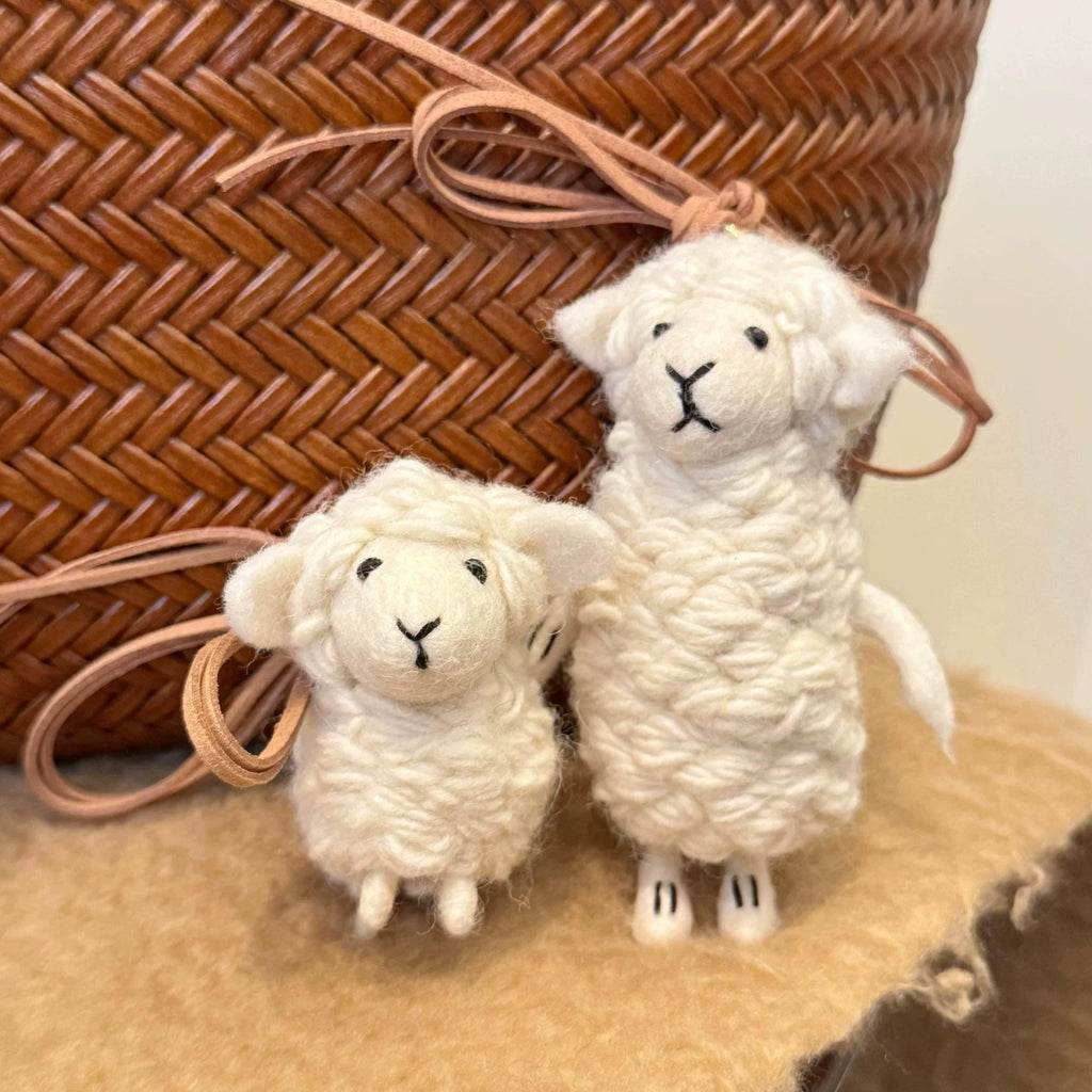 Handmade Felt Sheep Keychain, Cute Wool Lamb Bag Charm, Grey or White Sheep Pendant, Gift for Her, Handmade Animal Accessory, Unique Gift