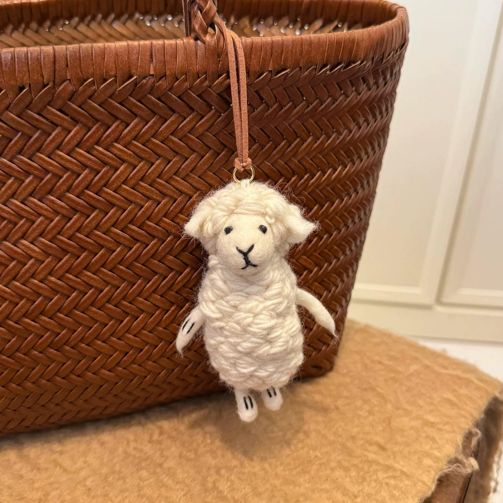 Handmade Felt Sheep Keychain, Cute Wool Lamb Bag Charm, Grey or White Sheep Pendant, Gift for Her, Handmade Animal Accessory, Unique Gift