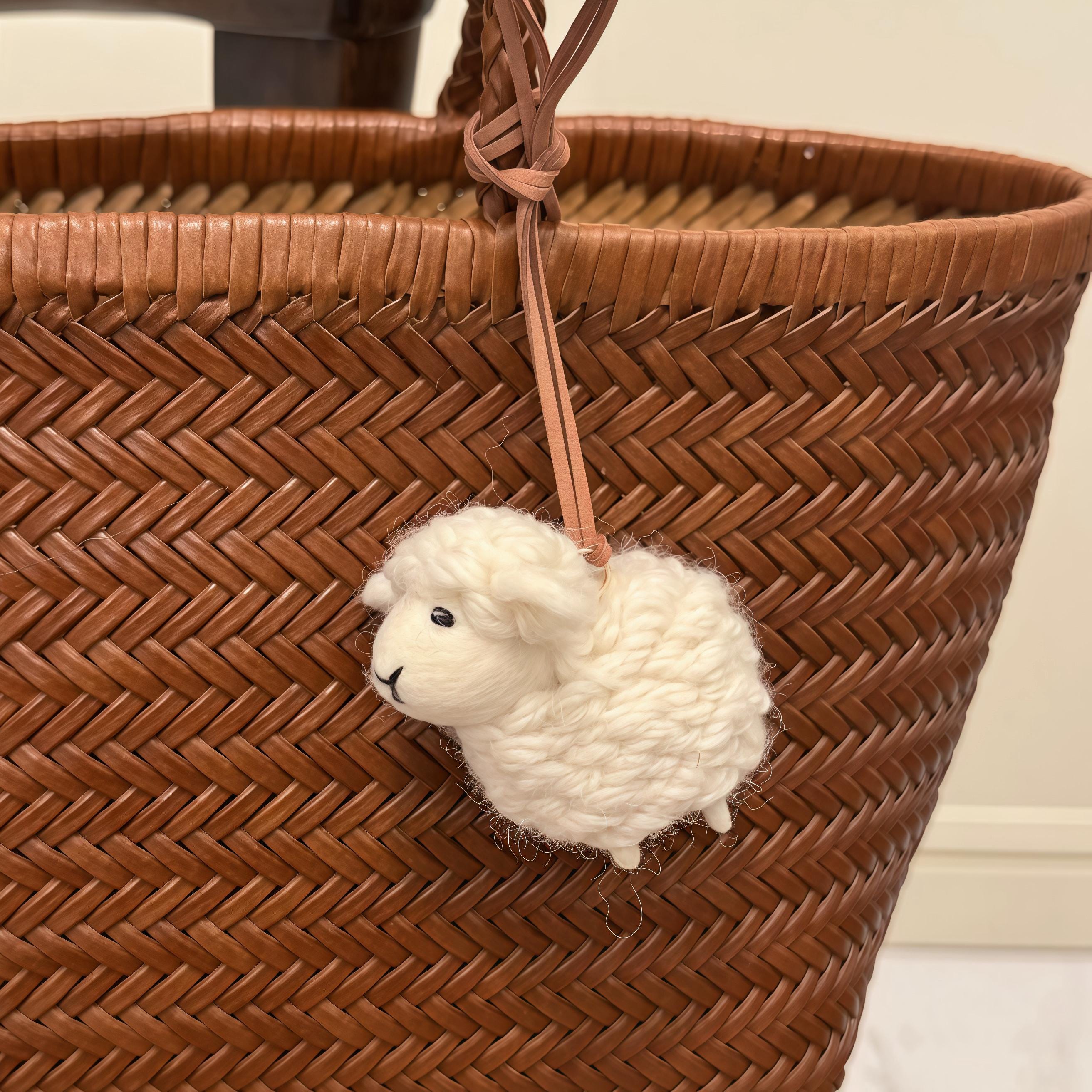 Handmade Felt Sheep Keychain, Cute Wool Lamb Bag Charm, Grey or White Sheep Pendant, Gift for Her, Handmade Animal Accessory, Unique Gift