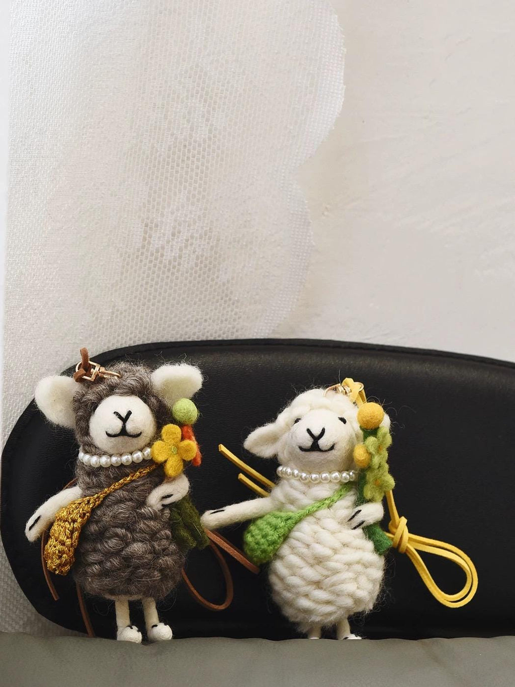 Handmade Wool Felt Lamb Keychain – Little Flower Lamb Bag Charm, Soft Animal Accessory, Unique Gift for Friends