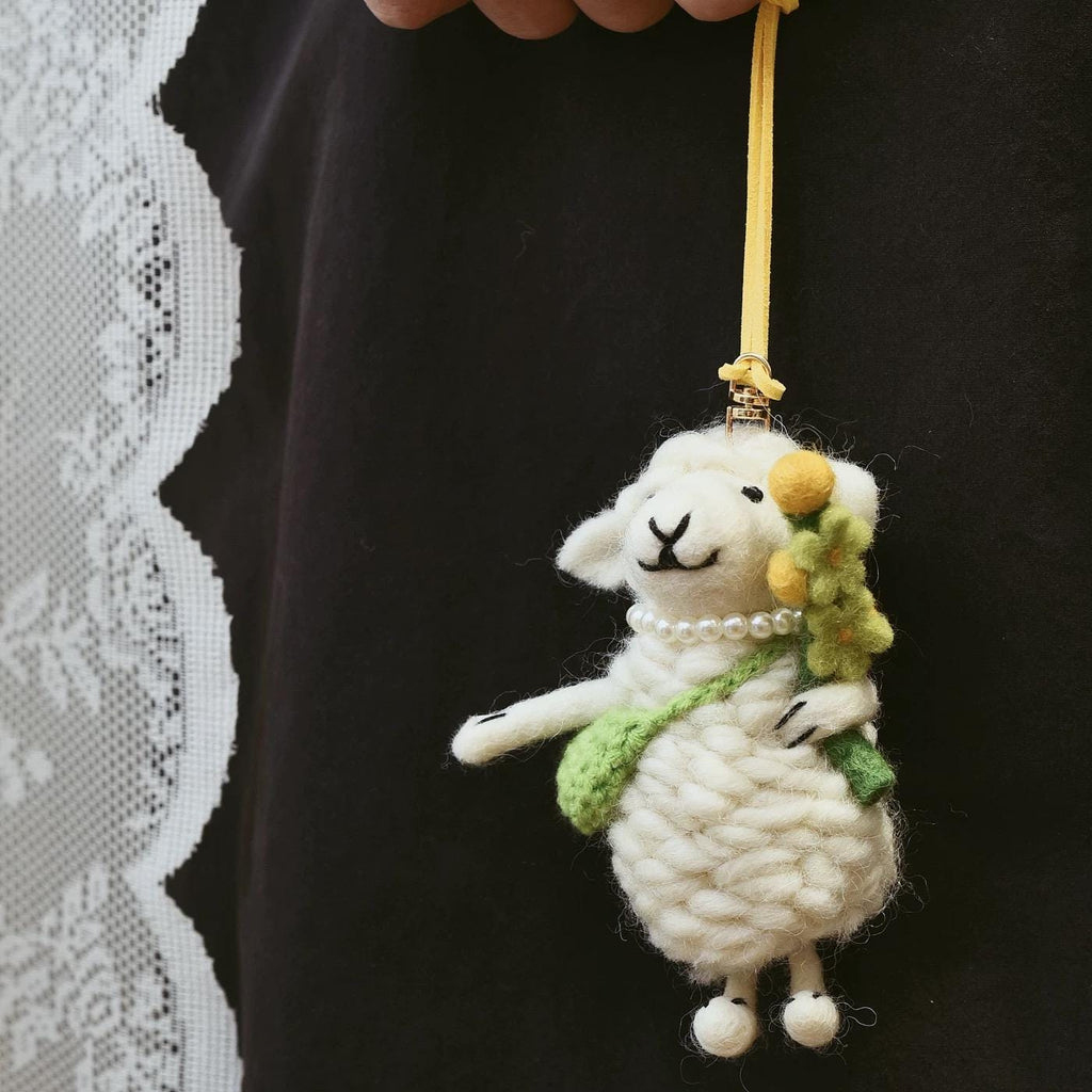 Handmade Wool Felt Lamb Keychain – Little Flower Lamb Bag Charm, Soft Animal Accessory, Unique Gift for Friends