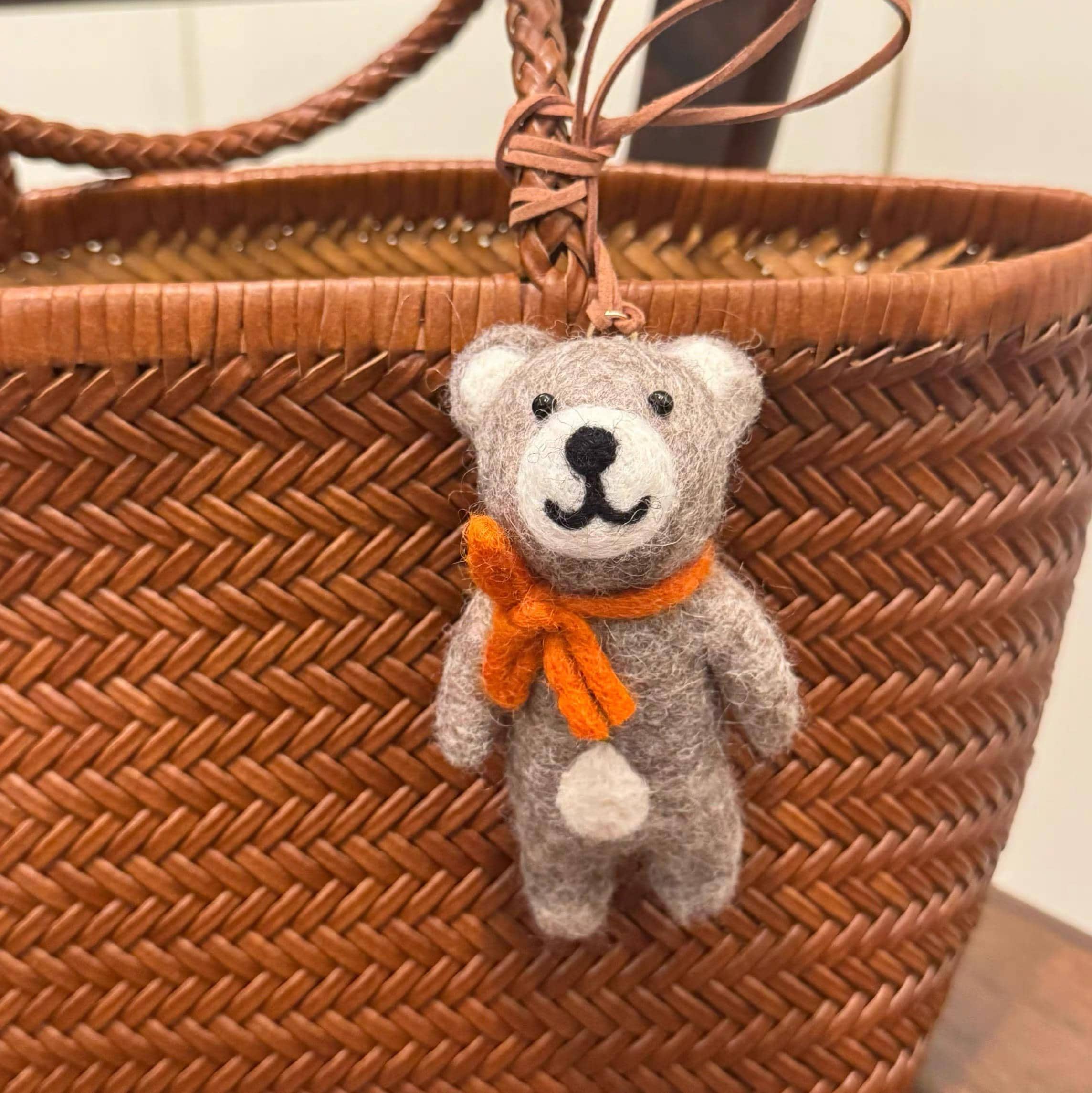 Handmade Needle Felt Teddy Bear Keychain, Wool Bear Bag Charm with Scarf, Cute Car Mirror Hanging Ornament, Unique Gift for Her