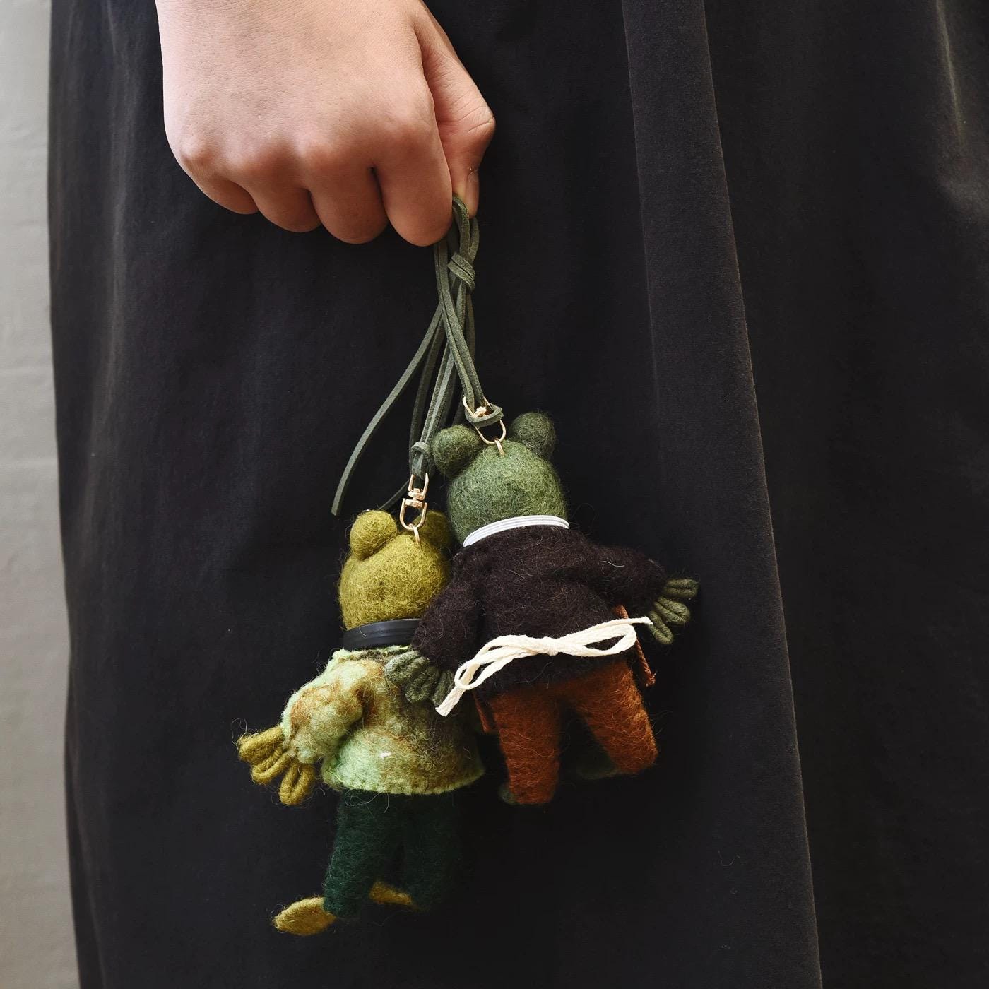 Japanese Style Felt Frog Keychain, Handmade Wool Frog Bag Charm with Headphones or Apron, Cute Animal Pendant, Backpack Charm, Gift for Her
