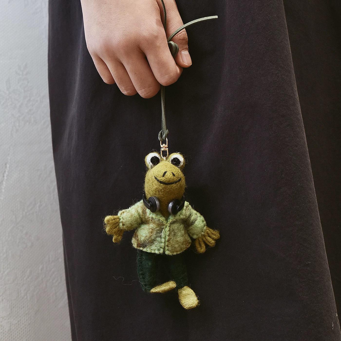 Japanese Style Felt Frog Keychain, Handmade Wool Frog Bag Charm with Headphones or Apron, Cute Animal Pendant, Backpack Charm, Gift for Her