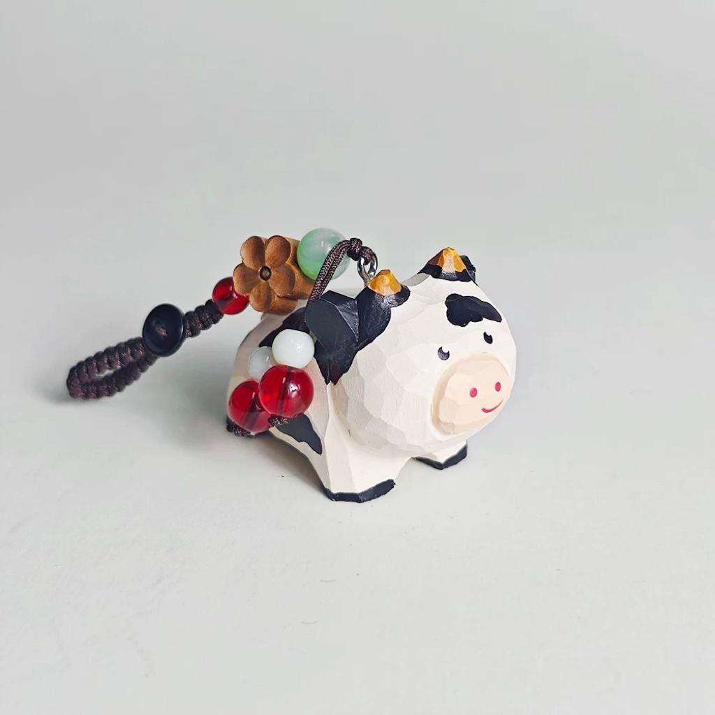 Japanese Style Cow Wood Carving Keychain, Handmade Cute Animal Charm, Wooden Bag Charm, Lucky Cow Ornament, Car Hanging Decor, Gift for Her