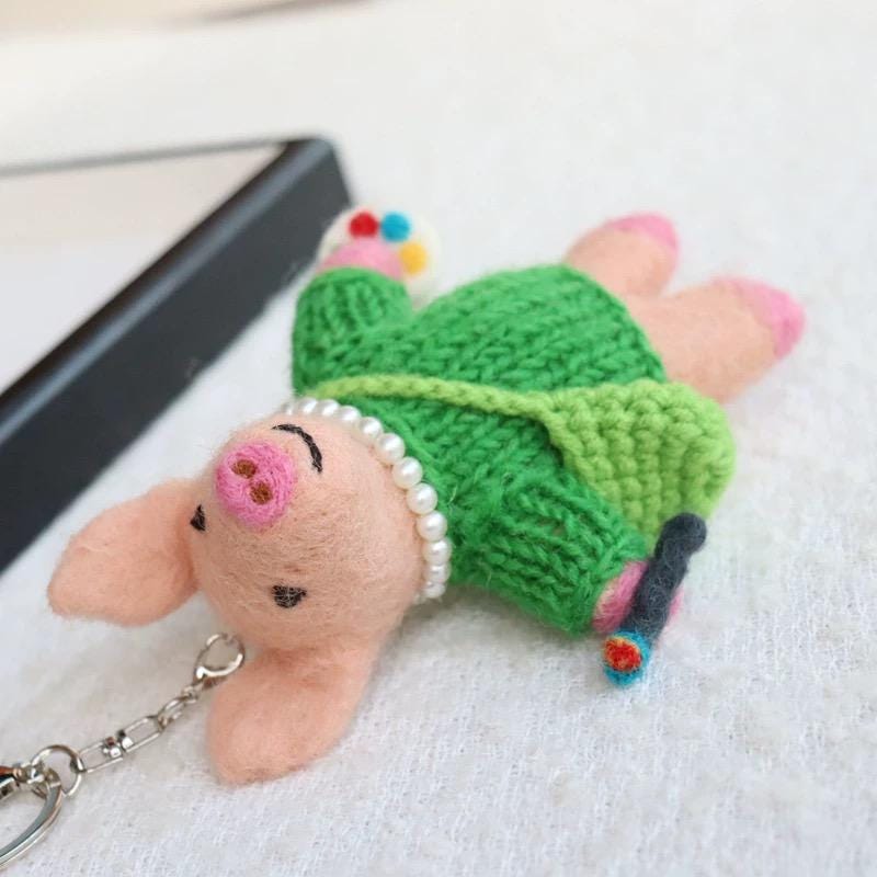 Handmade Wool Felt Pig Keychain, Cute Artist Pig Bag Charm, Needle Felt Animal Pendant, Green Sweater Pig Gift for Her