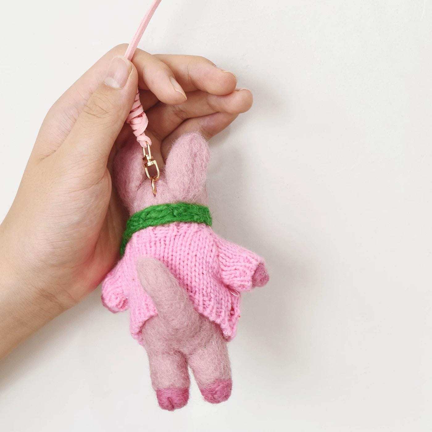 LoveHeart Handmade Wool Felt Pig Keychain, Cute Pink Pig Bag Charm with Heart Sweater, Needle Felt Animal Pendant, Gift for Her