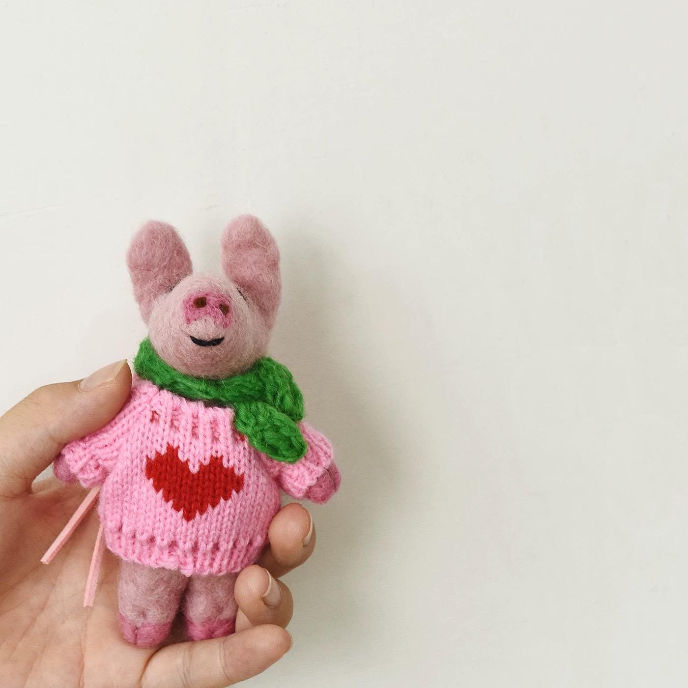 LoveHeart Handmade Wool Felt Pig Keychain, Cute Pink Pig Bag Charm with Heart Sweater, Needle Felt Animal Pendant, Gift for Her