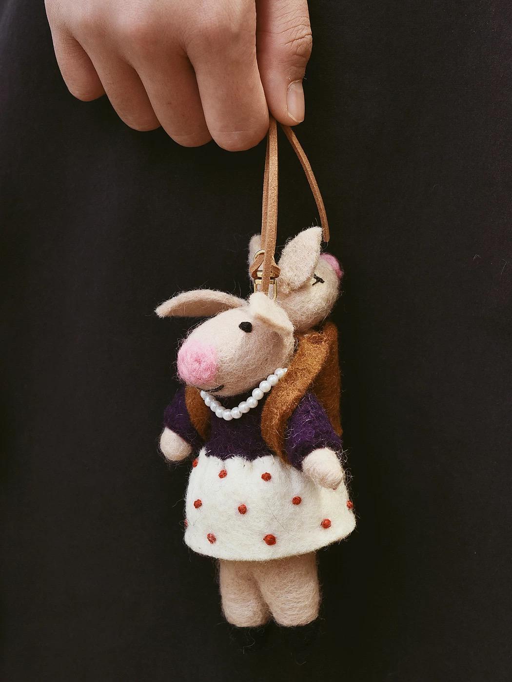 Mom&baby Handmade Wool Felt Pig Bag Charm, Cute Pig with piggy backpack Keychain, Needle Felt Animal Pendant, Soft Gift for Her