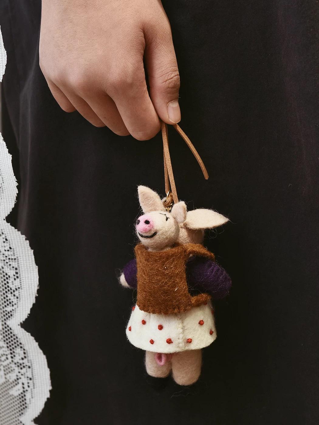 Mom&baby Handmade Wool Felt Pig Bag Charm, Cute Pig with piggy backpack Keychain, Needle Felt Animal Pendant, Soft Gift for Her