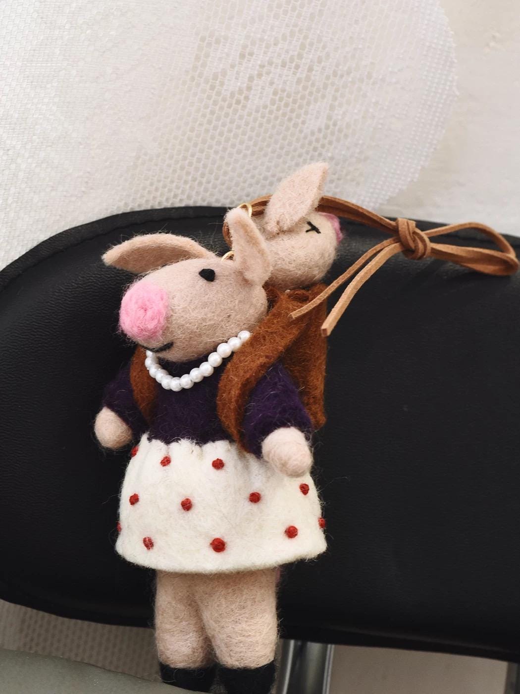 Mom&baby Handmade Wool Felt Pig Bag Charm, Cute Pig with piggy backpack Keychain, Needle Felt Animal Pendant, Soft Gift for Her
