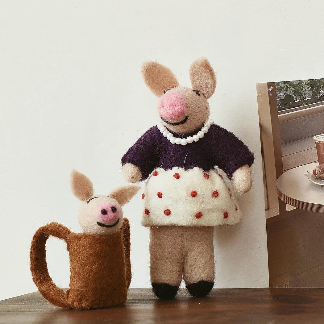 Mom&baby Handmade Wool Felt Pig Bag Charm, Cute Pig with piggy backpack Keychain, Needle Felt Animal Pendant, Soft Gift for Her