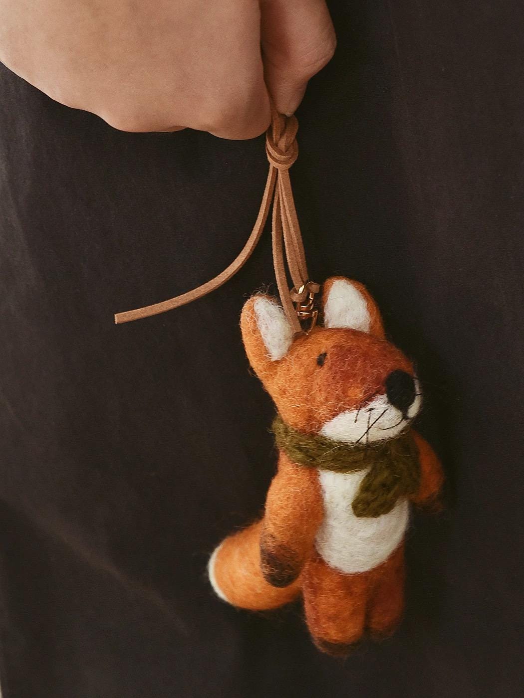 Handmade Wool Felt Fox Keychain, Cute Animal Bag Charm with Scarf, Kawaii Fox Pendant, Handmade Gift, Fall Winter Accessory