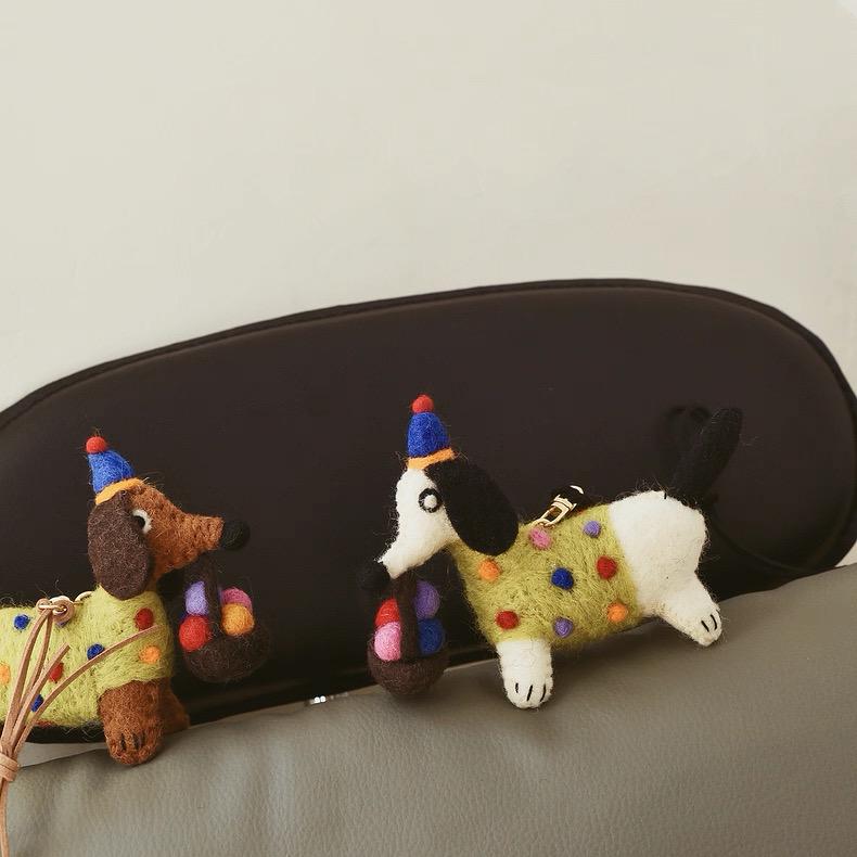 Handmade Felt Dachshund Keychain, Cute Sausage Dog Bag Charm with Mini Basket, Kawaii Wool Animal Pendant, Unique Gift for Dog Lovers