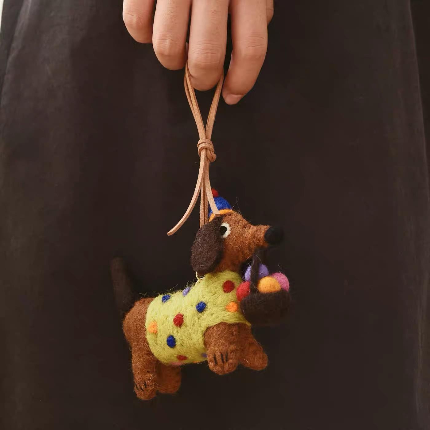 Handmade Felt Dachshund Keychain, Cute Sausage Dog Bag Charm with Mini Basket, Kawaii Wool Animal Pendant, Unique Gift for Dog Lovers