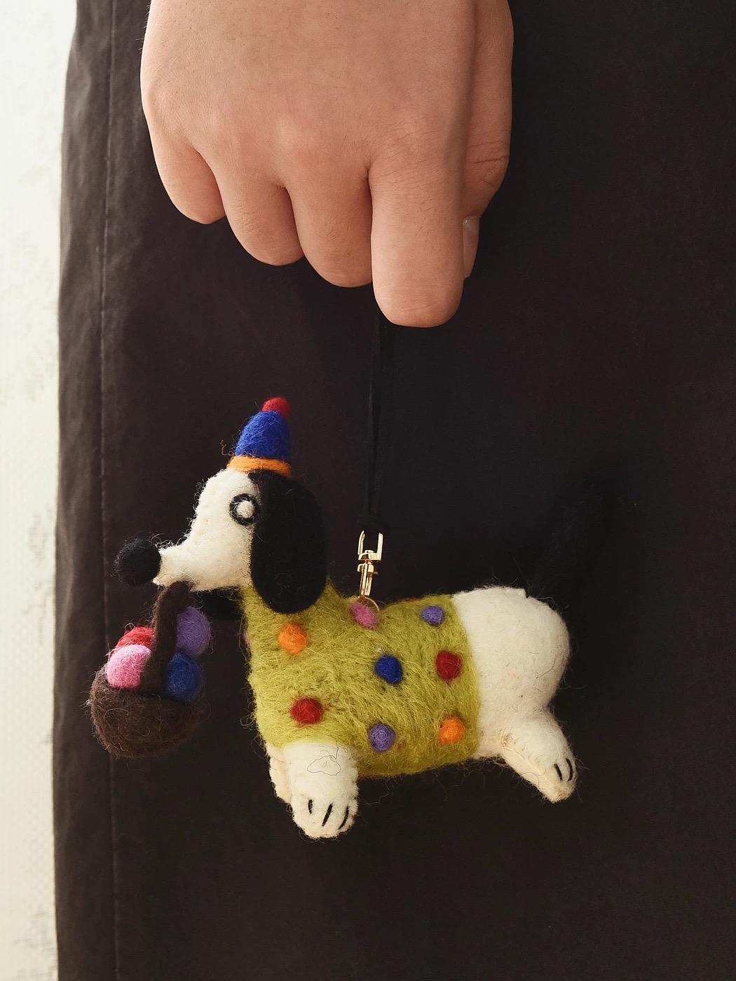 Handmade Felt Dachshund Keychain, Cute Sausage Dog Bag Charm with Mini Basket, Kawaii Wool Animal Pendant, Unique Gift for Dog Lovers