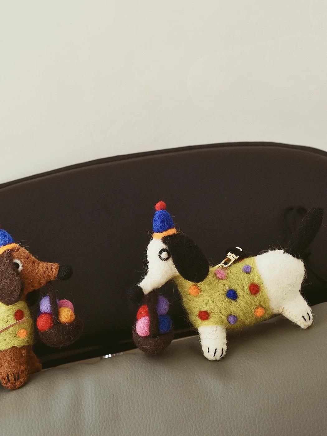 Handmade Felt Dachshund Keychain, Cute Sausage Dog Bag Charm with Mini Basket, Kawaii Wool Animal Pendant, Unique Gift for Dog Lovers