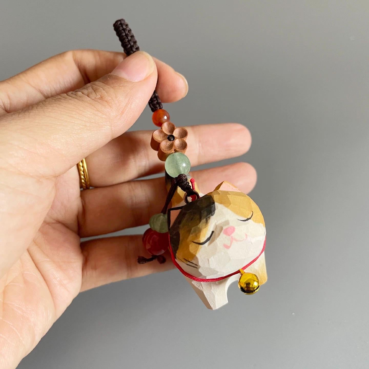 Japanese Style Wooden Calico Cat Keychain, Hand Carved Lucky Cat Charm, Mini Cat Pendant, Cute Bag Charm, Peace Symbol Gift