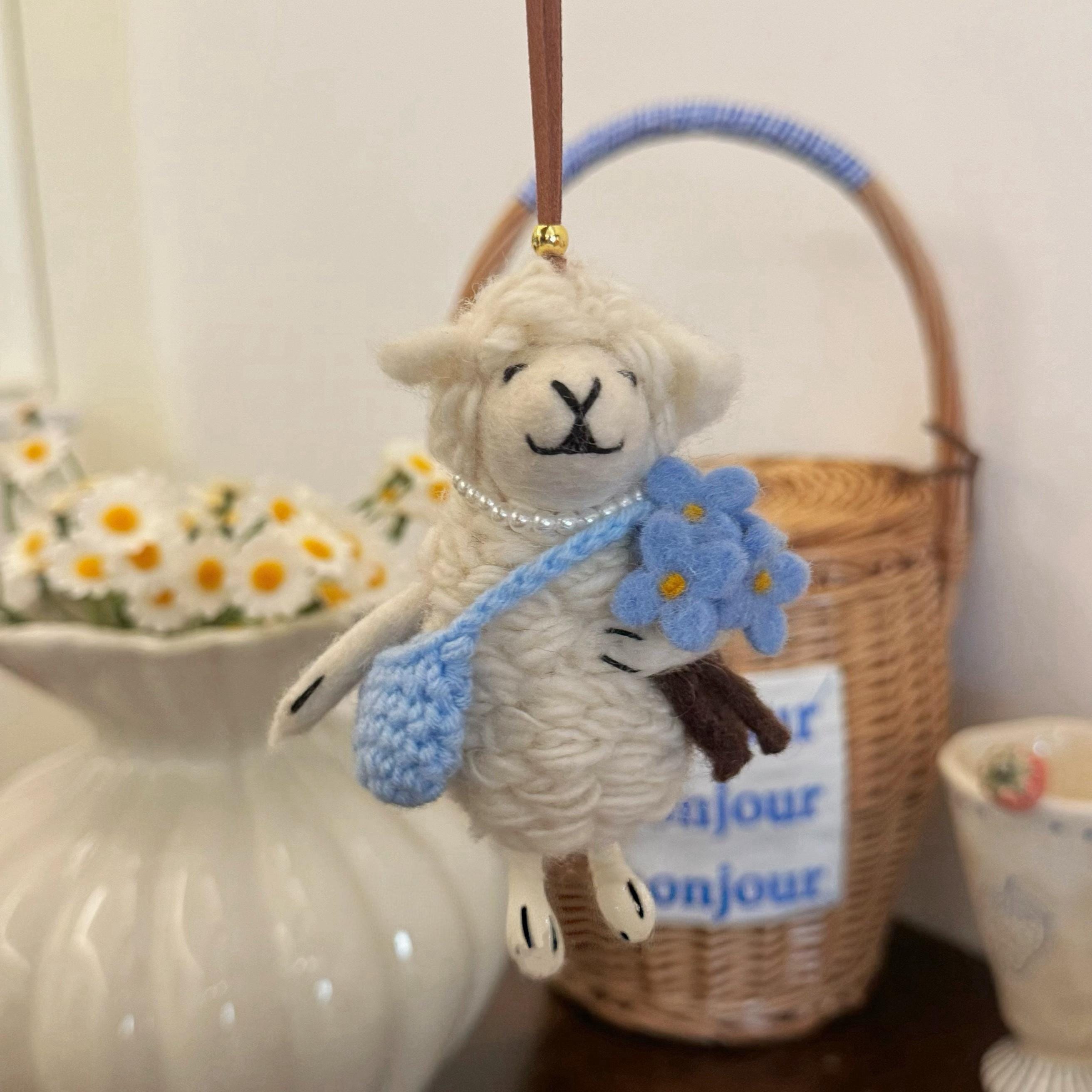 Handmade Lucky Sheep Wool Felt Pendant, Lamb Bag Charm, Blue Flower Sheep Keychain, Cute Animal Hanging Ornament, Gift for Friends