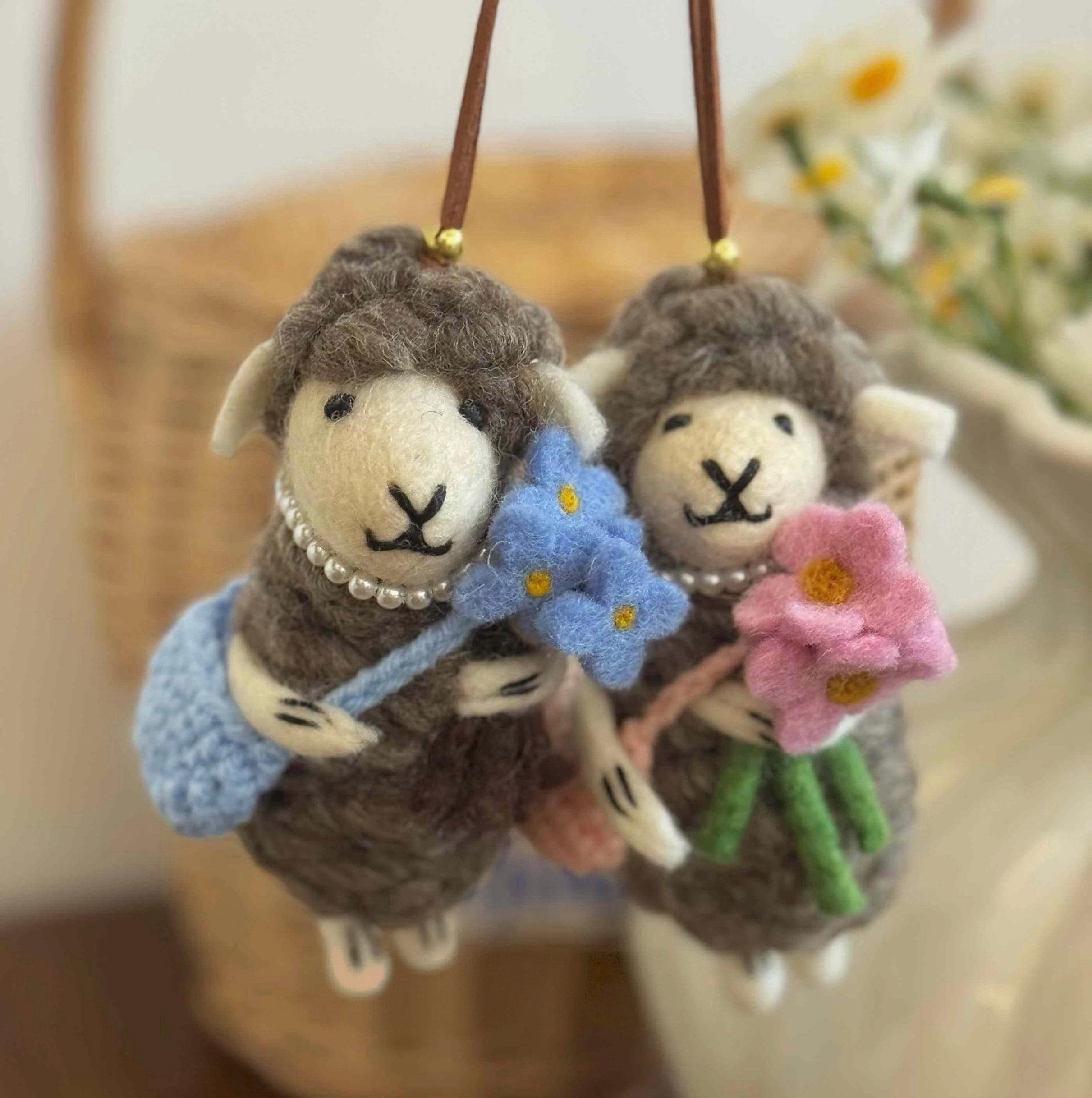 Japanese Style Lucky Gray Lamb Wool Felt Pendant, Handmade Sheep Bag Charm, Pink Flower Lamb Keychain, Cute Animal Hanging Ornament Gift