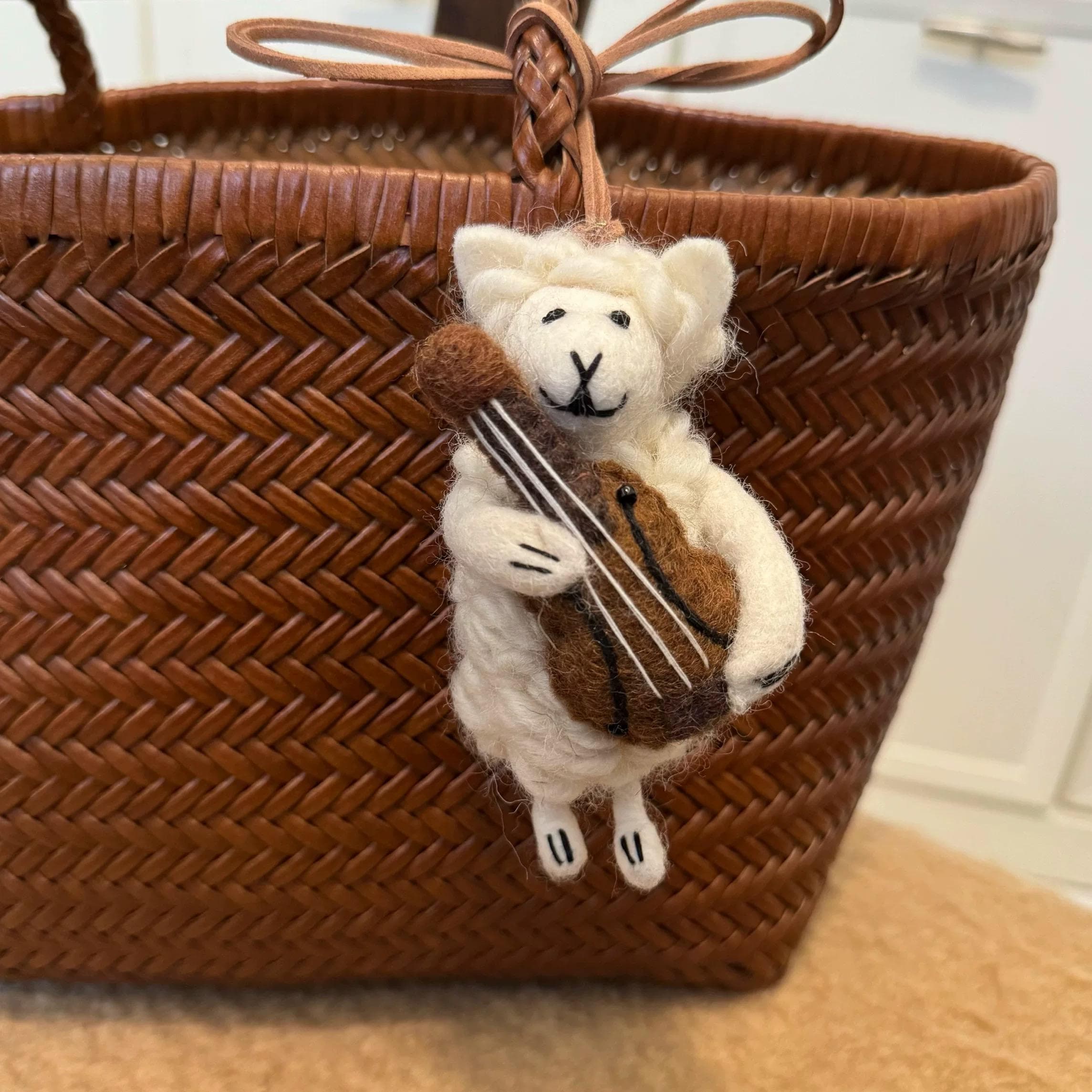 Japanese Style Lucky Guitar Lamb Wool Felt Pendant, Handmade Sheep Bag Charm, Cute Animal Keychain, Music Sheep Hanging Ornament Gift