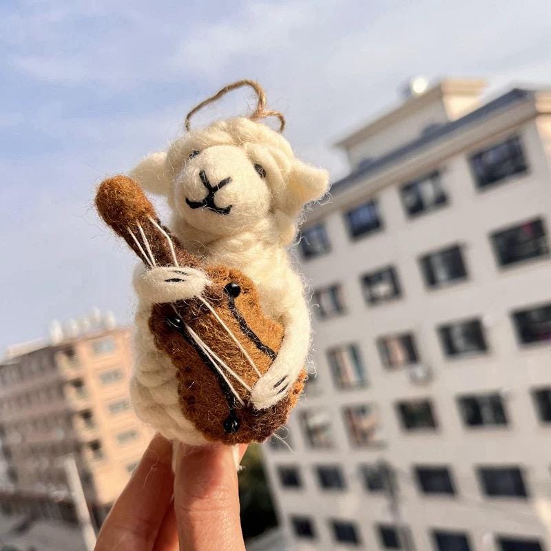 Japanese Style Lucky Guitar Lamb Wool Felt Pendant, Handmade Sheep Bag Charm, Cute Animal Keychain, Music Sheep Hanging Ornament Gift