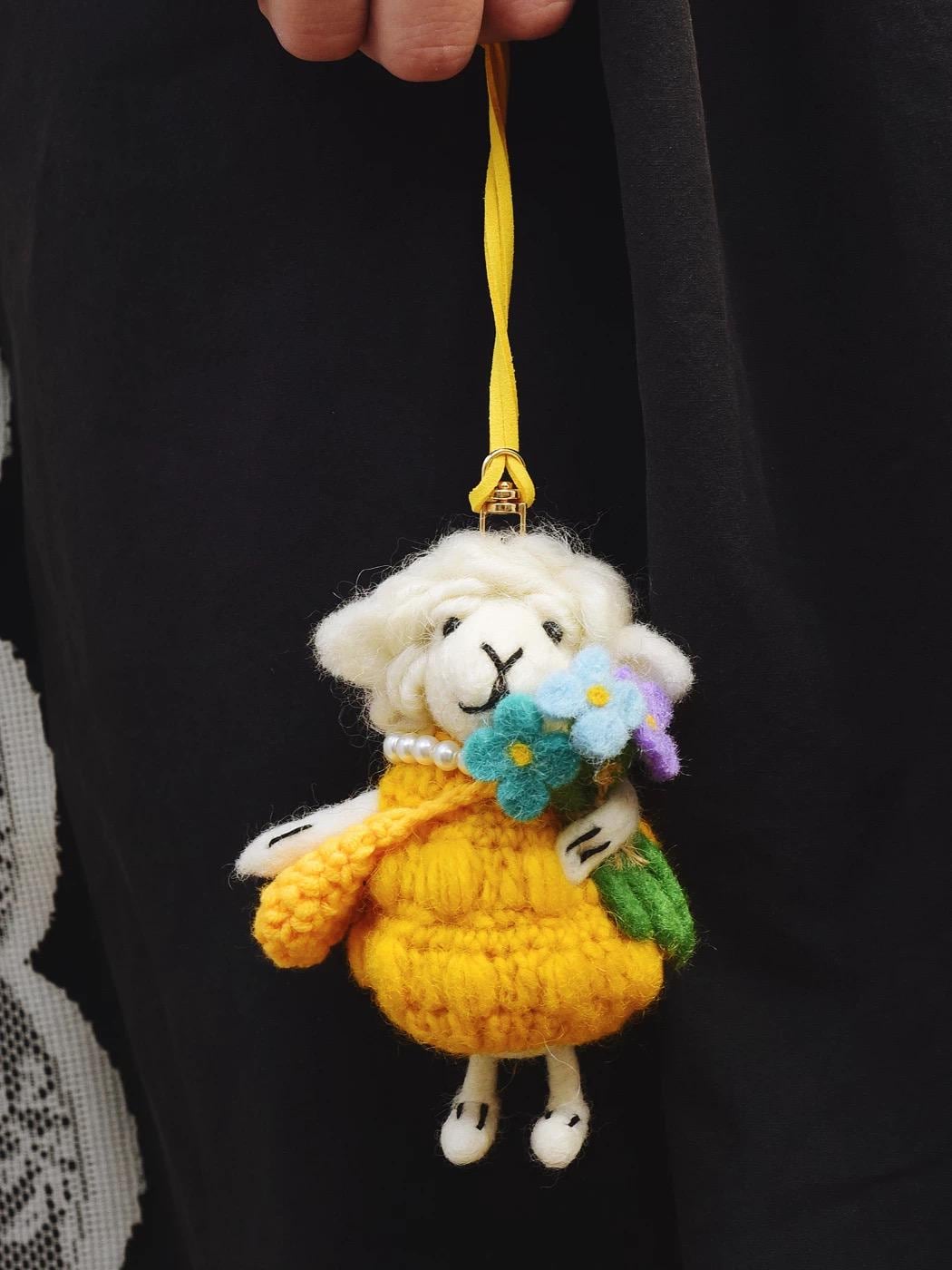 Japanese Style Lucky Felt Sheep Pendant, Handmade Wool Felt Flower Lamb Bag Charm, Cute Animal Keychain Gift, Pink & Yellow Outfit Lamb