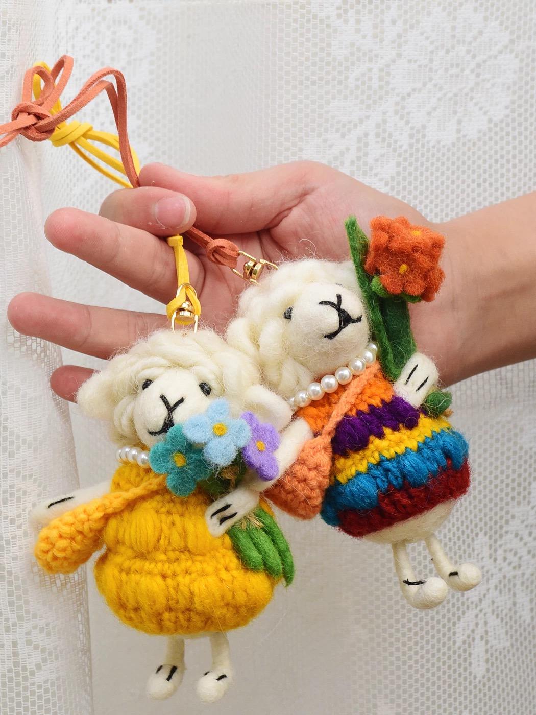 Japanese Style Lucky Felt Sheep Pendant, Handmade Wool Felt Flower Lamb Bag Charm, Cute Animal Keychain Gift, Pink & Yellow Outfit Lamb
