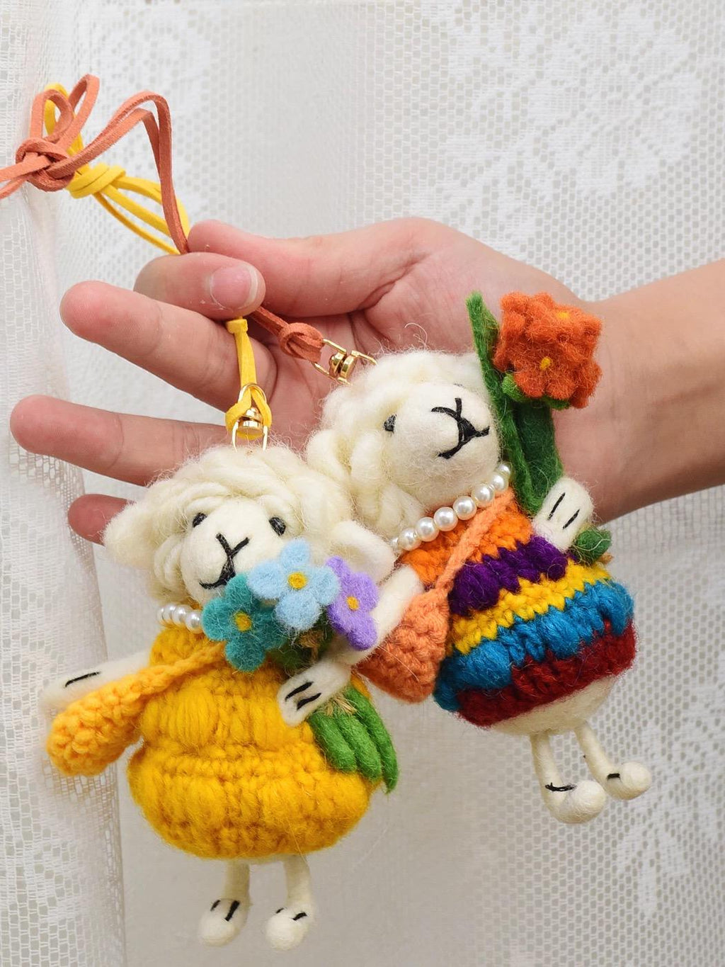 Japanese Style Lucky Felt Sheep Pendant, Handmade Wool Felt Flower Lamb Bag Charm, Cute Animal Keychain Gift, Pink & Yellow Outfit Lamb