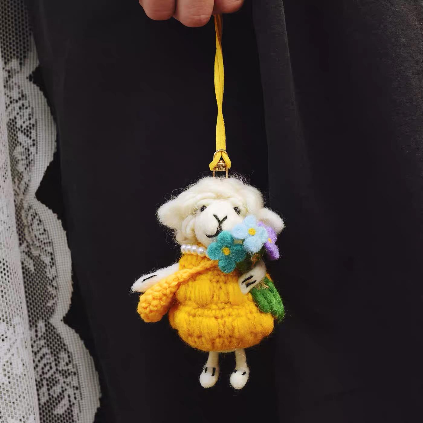 Japanese Style Lucky Felt Sheep Pendant, Handmade Wool Felt Flower Lamb Bag Charm, Cute Animal Keychain Gift, Pink & Yellow Outfit Lamb