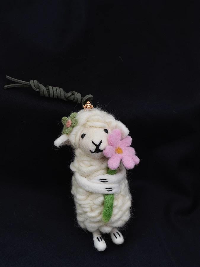 Japanese Style Lucky Felt Sheep Pendant, Handmade Flower Lamb Charm, Wool Felt Animal Bag Charm, Cute Sheep Keychain Gift