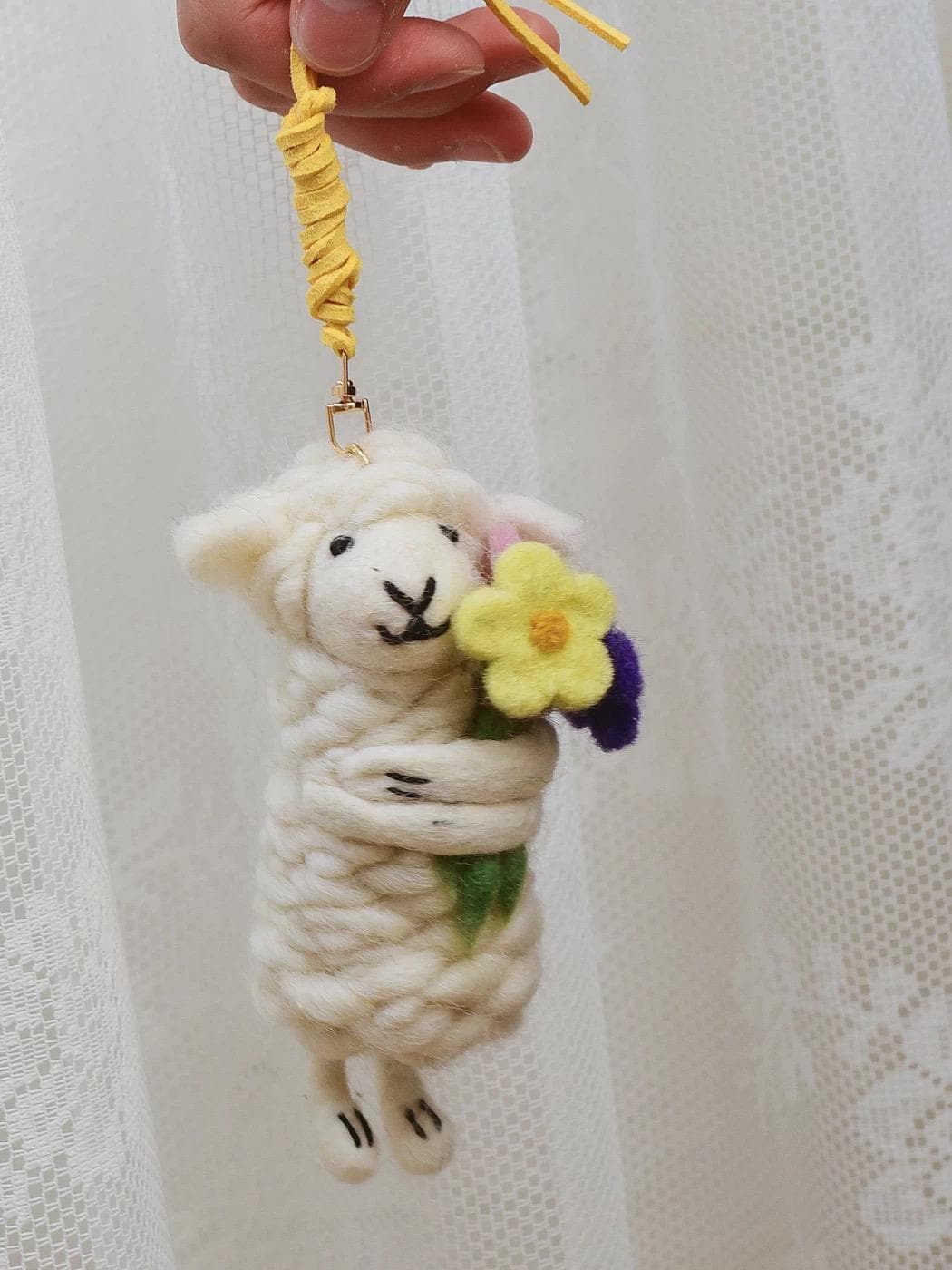 Japanese Style Lucky Felt Sheep Pendant, Handmade Yellow Flower Lamb Charm, Wool Felt Animal Bag Charm, Cute Sheep Keychain Gift