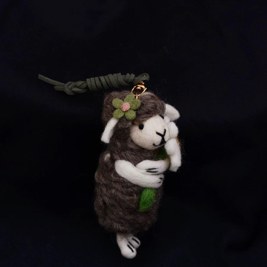 Japanese Style Lucky Felt Sheep Pendant, Handmade Brown Lamb with White Flower Charm, Wool Felt Animal Bag Charm, Cute Sheep Keychain Gift
