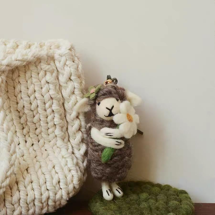 Japanese Style Lucky Felt Sheep Pendant, Handmade Brown Lamb with White Flower Charm, Wool Felt Animal Bag Charm, Cute Sheep Keychain Gift
