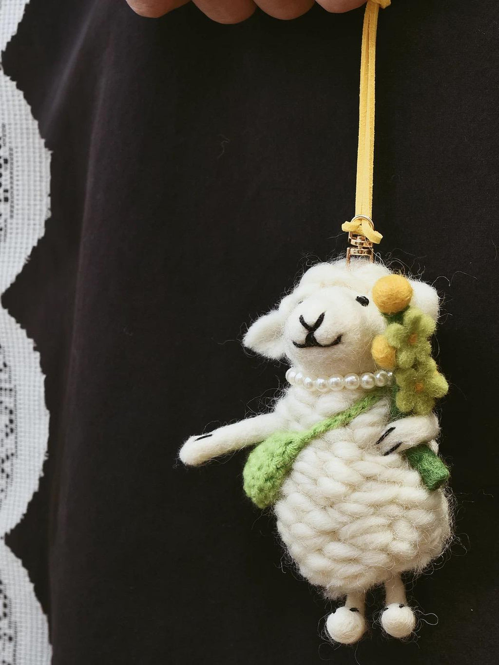Japanese Style Lucky Felt Sheep Pendant, Handmade White Lamb with Yellow Flower Charm, Wool Felt Animal Bag Charm, Cute Sheep Keychain Gift