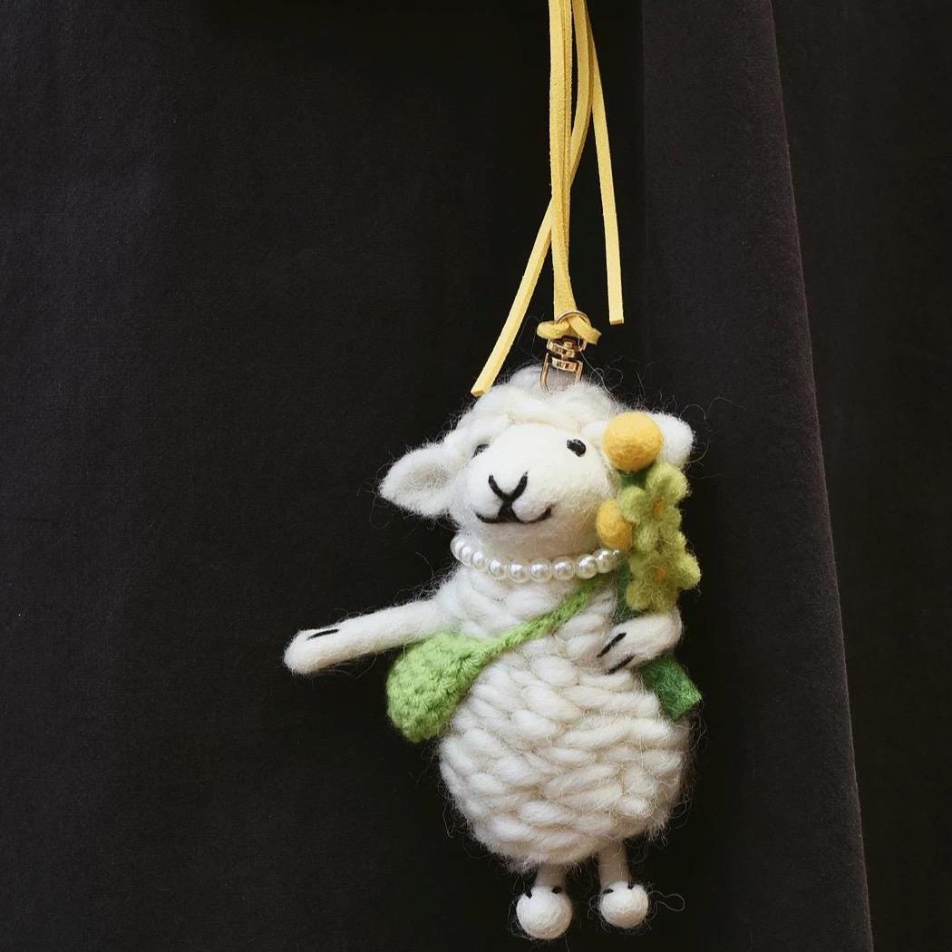 Japanese Style Lucky Felt Sheep Pendant, Handmade White Lamb with Yellow Flower Charm, Wool Felt Animal Bag Charm, Cute Sheep Keychain Gift