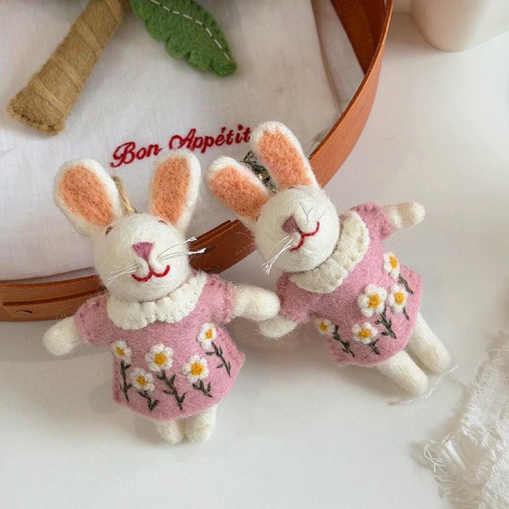 Cute Wool Felt Bunny Keychain, Handmade Rabbit Bag Charm, Floral Dress Bunny Hanging Ornament, Kawaii Animal Pendant Gift, Lucky Bunny Charm