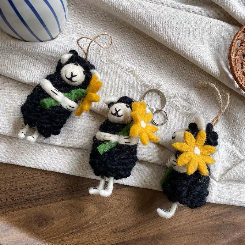 Cute Wool Felt Sheep Keychain, Handmade Lamb Bag Charm, Black Sheep Holding Flower Pendant, Kawaii Animal Hanging Ornament, Lucky Gift