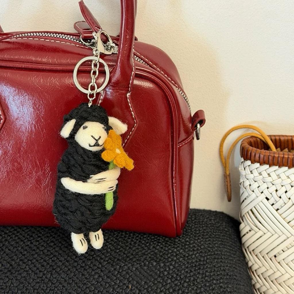 Cute Wool Felt Sheep Keychain, Handmade Lamb Bag Charm, Black Sheep Holding Flower Pendant, Kawaii Animal Hanging Ornament, Lucky Gift