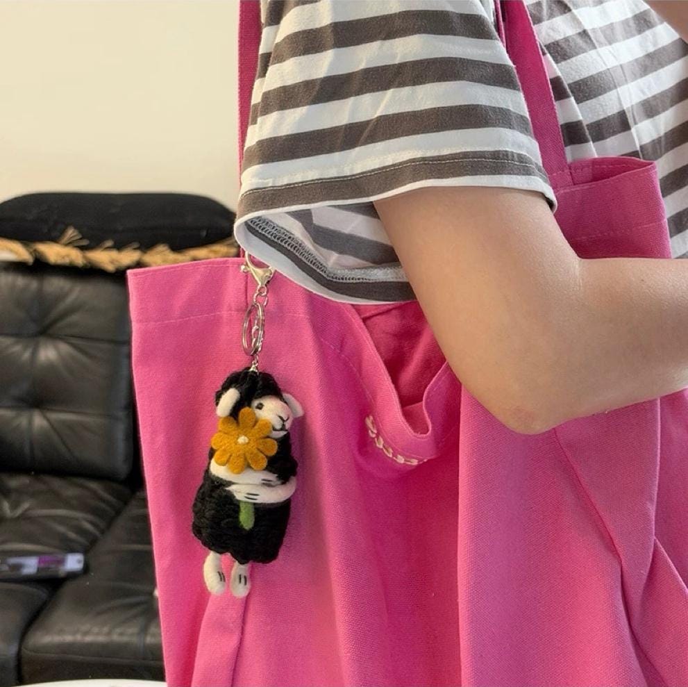 Cute Wool Felt Sheep Keychain, Handmade Lamb Bag Charm, Black Sheep Holding Flower Pendant, Kawaii Animal Hanging Ornament, Lucky Gift