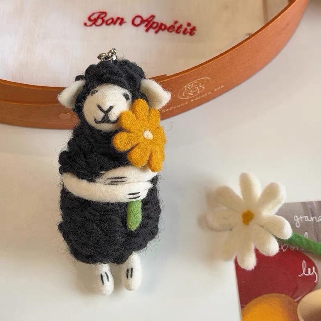 Cute Wool Felt Sheep Keychain, Handmade Lamb Bag Charm, Black Sheep Holding Flower Pendant, Kawaii Animal Hanging Ornament, Lucky Gift