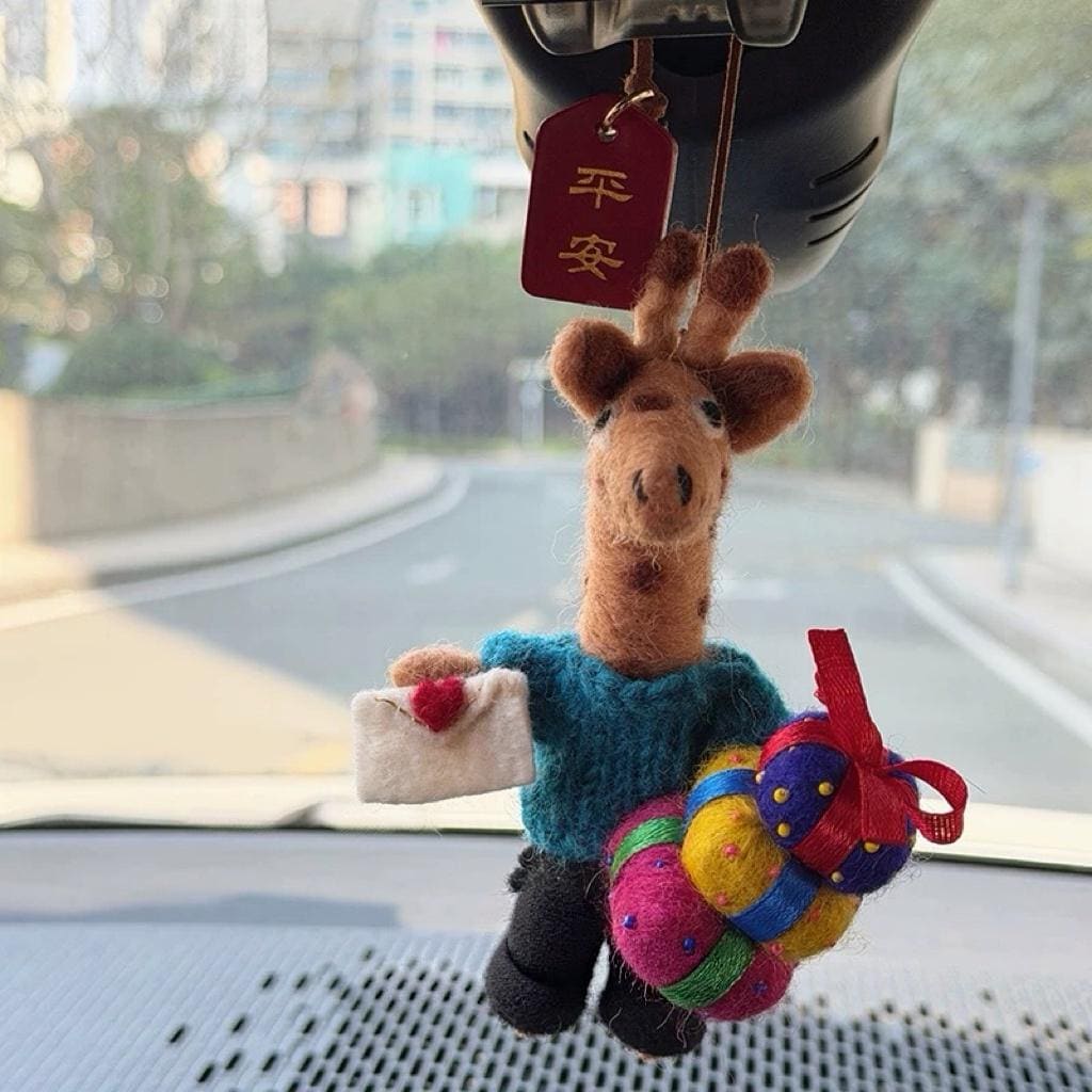 Cute Deer Wool Felt Keychain, Handmade Reindeer Bag Charm, Gift Carrying Deer Hanging Ornament, Kawaii Animal Pendant, Lucky Gift
