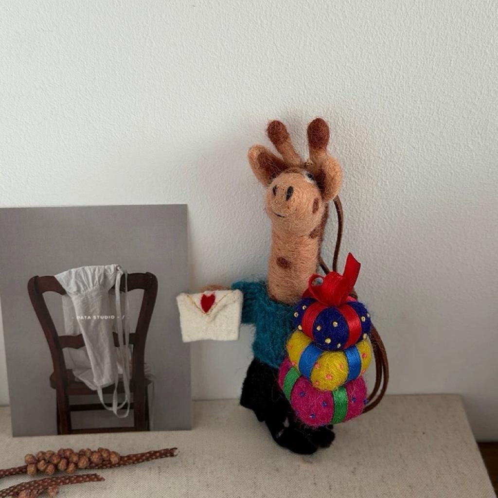 Cute Deer Wool Felt Keychain, Handmade Reindeer Bag Charm, Gift Carrying Deer Hanging Ornament, Kawaii Animal Pendant, Lucky Gift