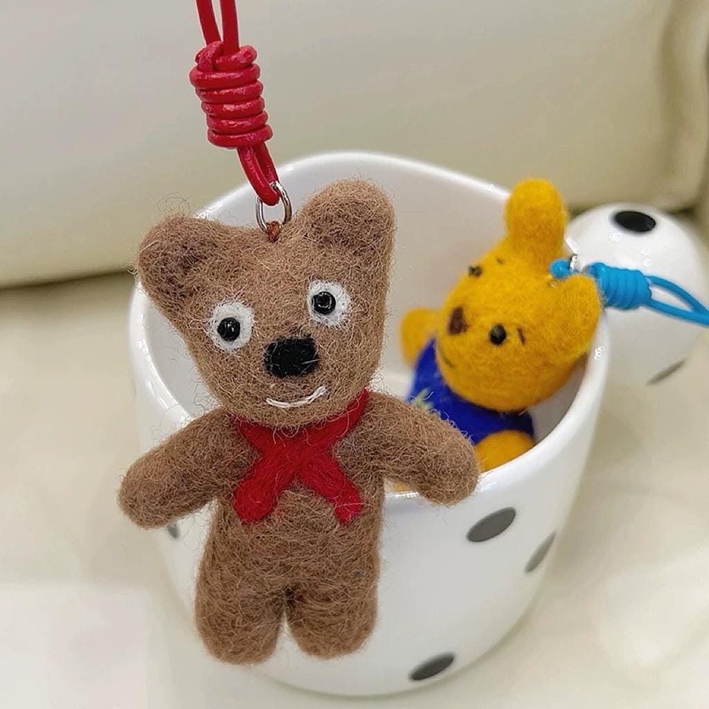 Handmade Wool Felt Bear Bag Charm, Cute Hi Bear Keychain, Animal Hanging Ornament, Backpack Pendant, Kawaii Gift, Lucky Charm