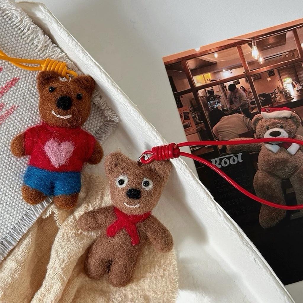 Handmade Wool Felt Bear Bag Charm, Cute Hi Bear Keychain, Animal Hanging Ornament, Backpack Pendant, Kawaii Gift, Lucky Charm